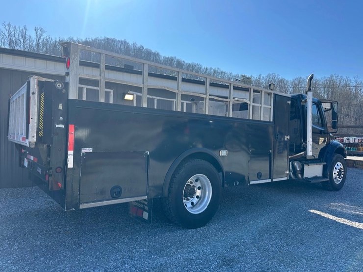 2017-freightliner-m2-106-image-2