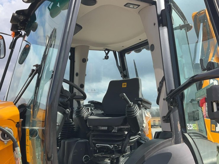 2023-jcb-3cx-image-10