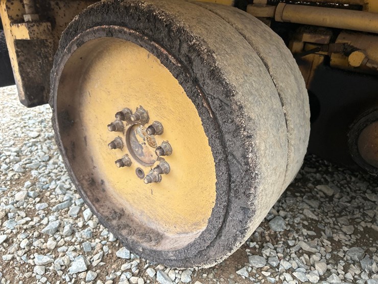 caterpillar-ap-600d-image-60