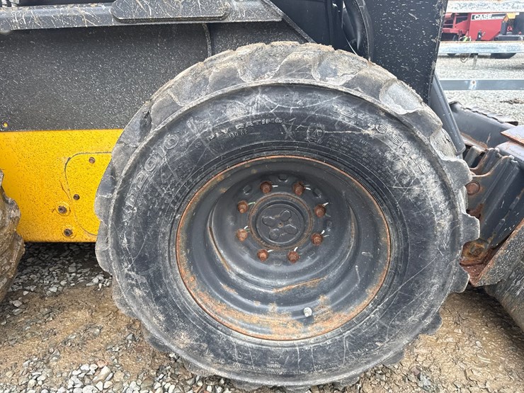 new-holland-l320-image-41