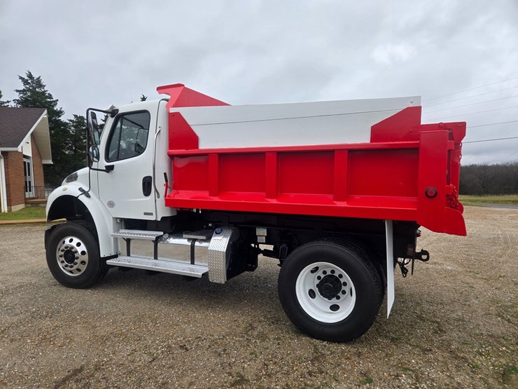 2012-freightliner-m2-106-image-9