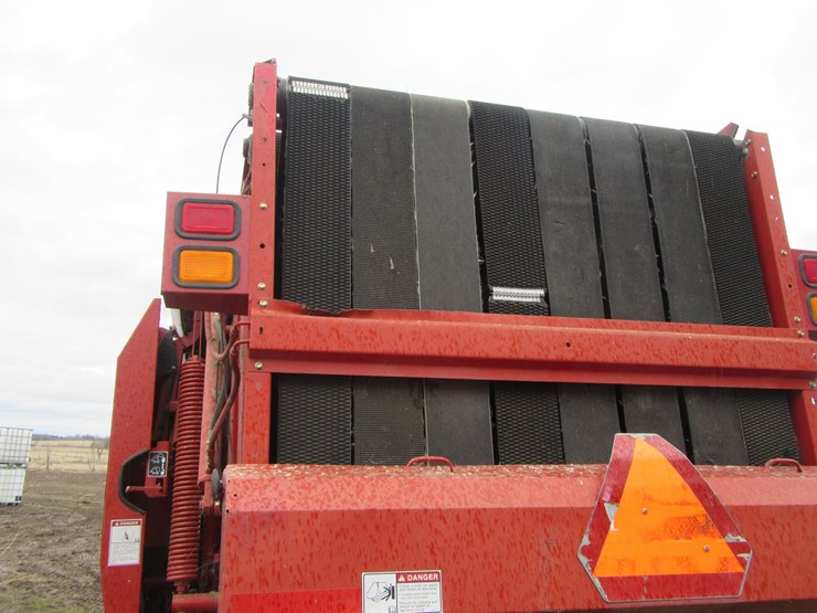 new-holland-br780-image-15