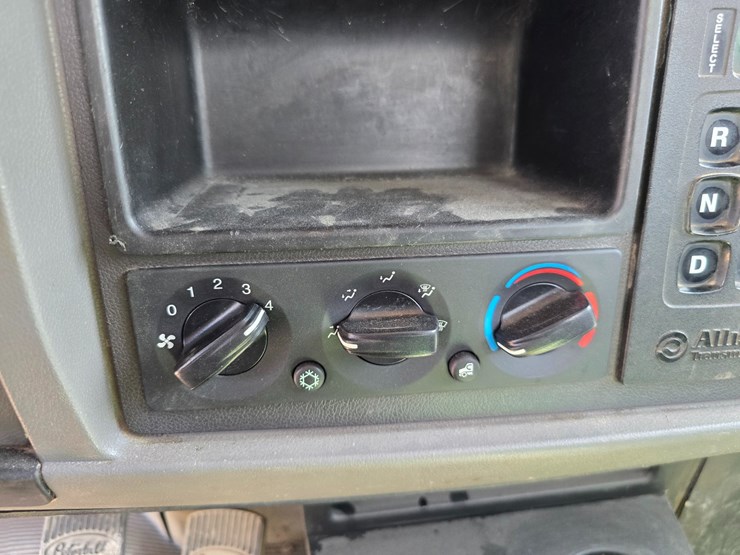 2017-peterbilt-348-image-107