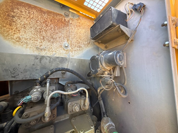 2009-deere-225-lc-image-48