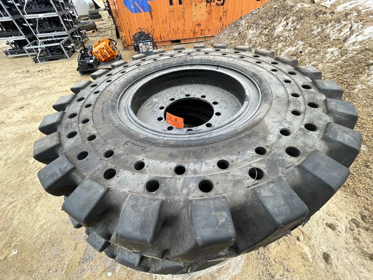 #7538-•-set-of-(4)-new-maximizer-brand-airless-telehandler-tires-on-rims-image-5