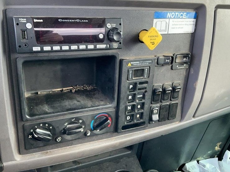 2021-peterbilt-337-image-24