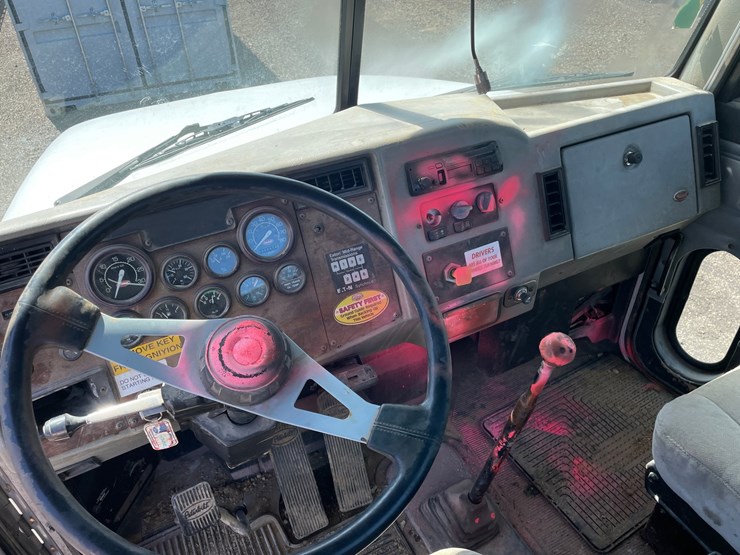 1995-peterbilt-330-image-36
