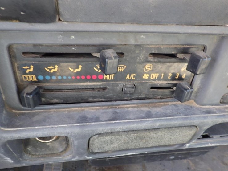 2007-isuzu-nqr-image-31