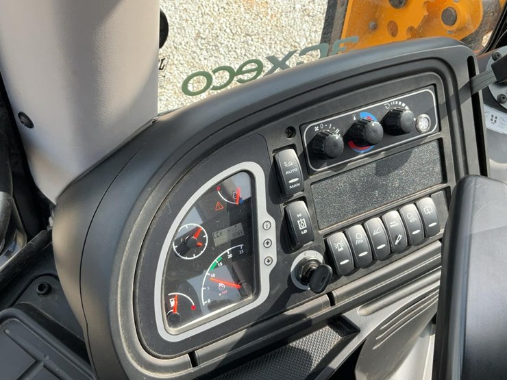 2023-jcb-3cx-image-14