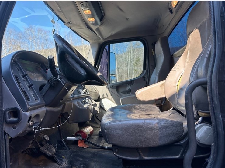 2017-freightliner-m2-106-image-6