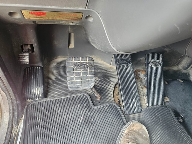 2012-peterbilt-384-image-92