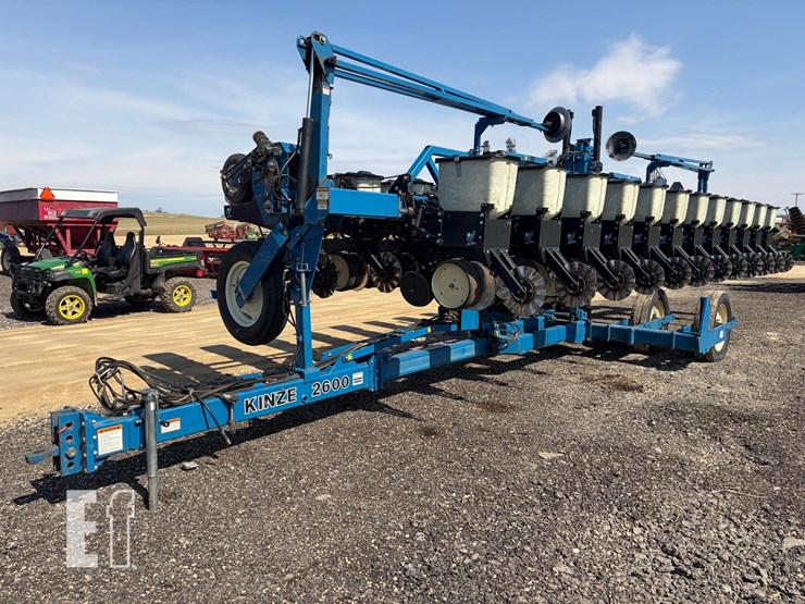 1999-kinze-2600-image-7