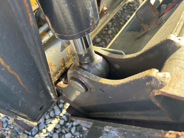 new-holland-l216-image-27