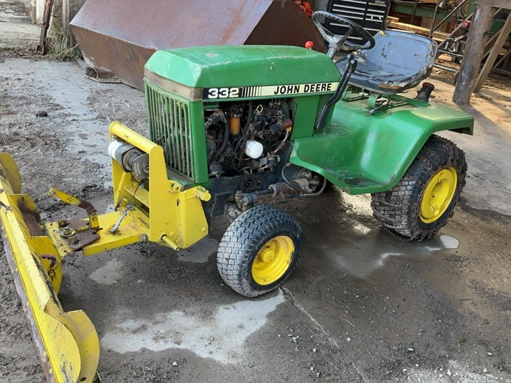 john-deere-332-image-1