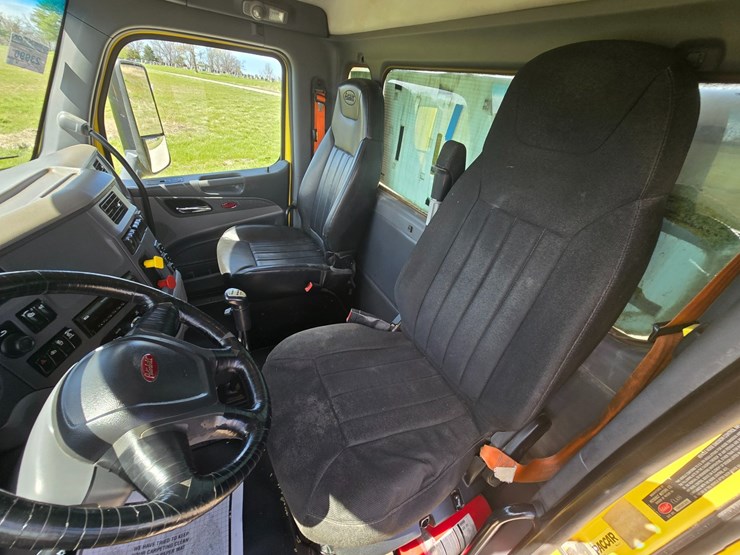 2017-peterbilt-579-image-44