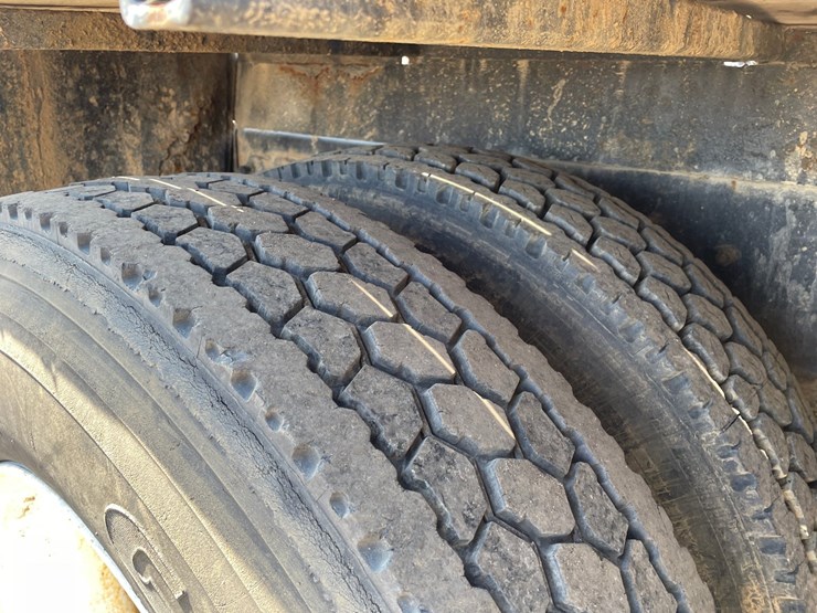 1995-peterbilt-330-image-30