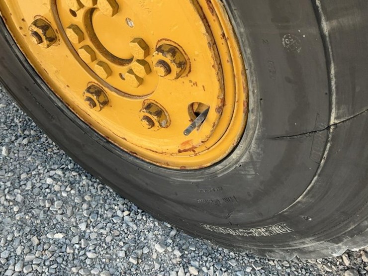 1976-caterpillar-v80c-image-37