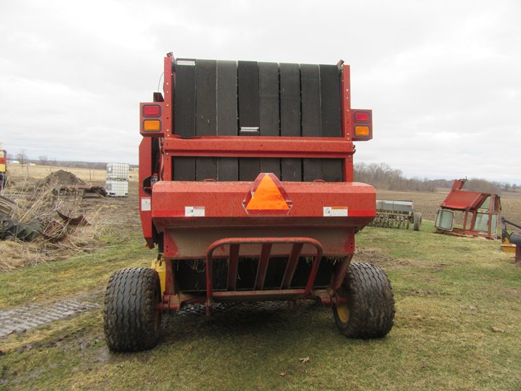 new-holland-br780-image-2