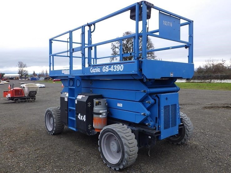 2017-genie-gs-4390-scissor-lift-image-3