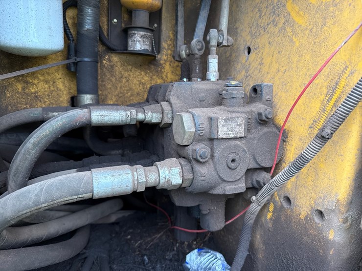 2005-deere-700j-xlt-image-44