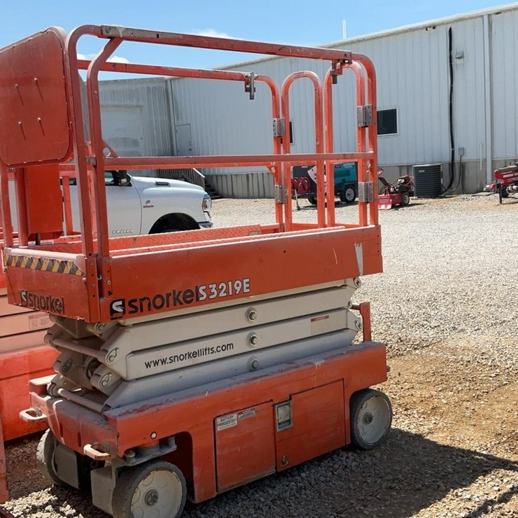 #410 • Snorkel 19' Scissor Lift