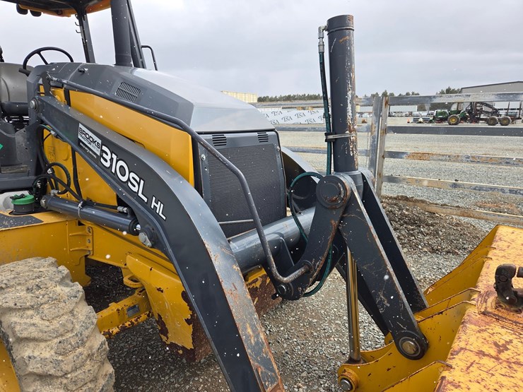 2019-deere-310-image-13