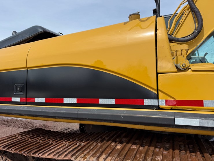 caterpillar-330d-image-37