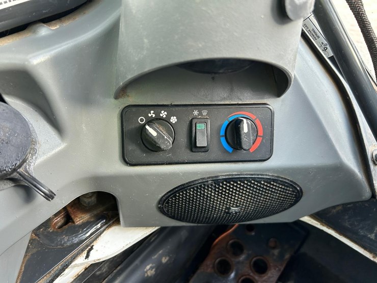 2022-bobcat-t770-image-24