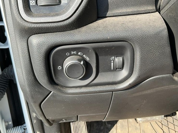 2022-dodge-3500-image-26