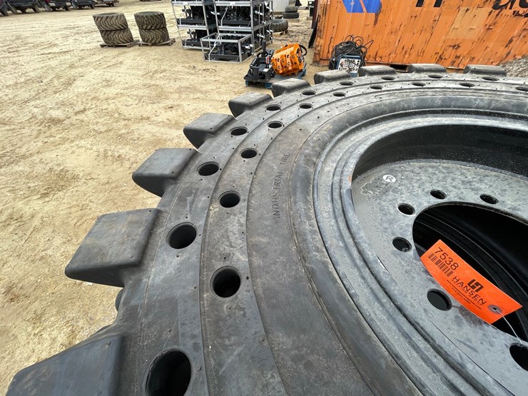 #7538-•-set-of-(4)-new-maximizer-brand-airless-telehandler-tires-on-rims-image-8