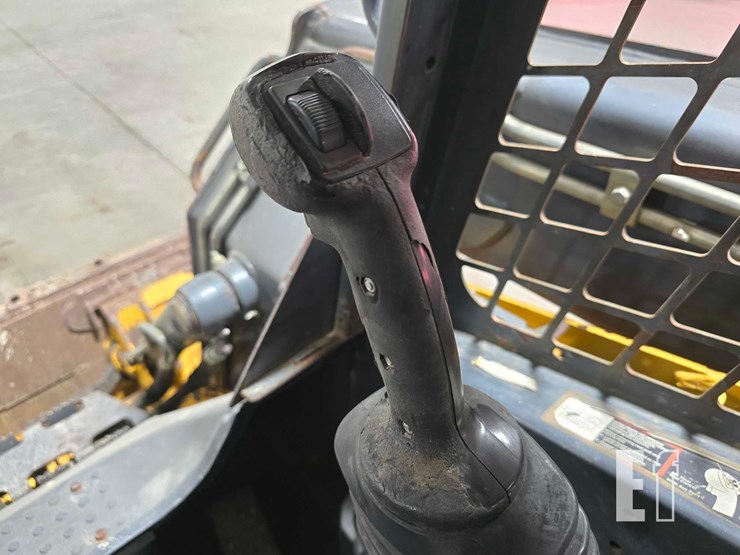 2014-deere-323e-image-15