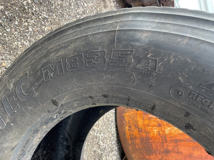 #3384-•-bridgestone-m835a-super-single-semi-tire-image-5