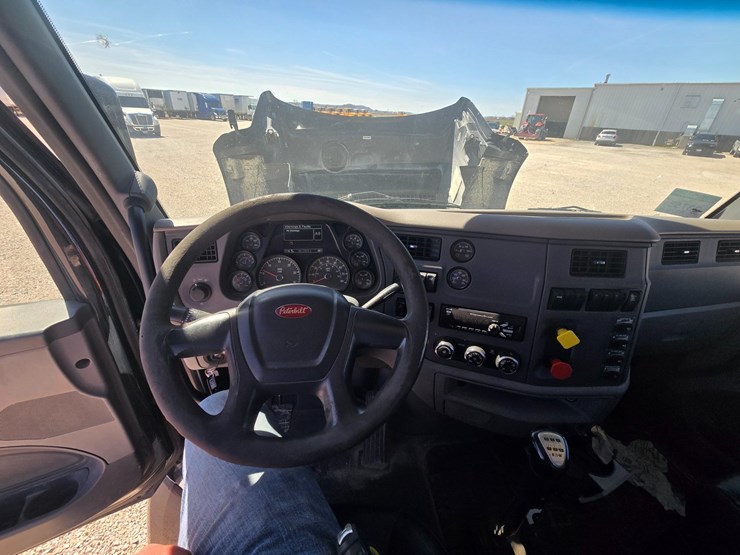 2016-peterbilt-579-image-64