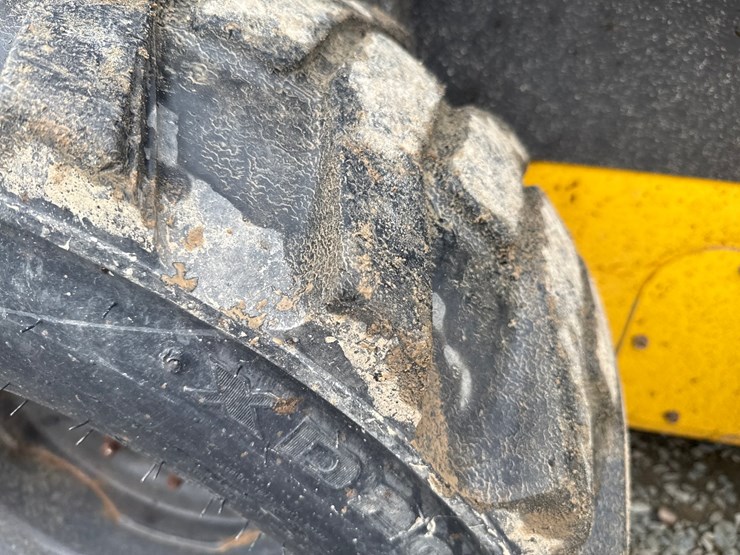 new-holland-l320-image-38