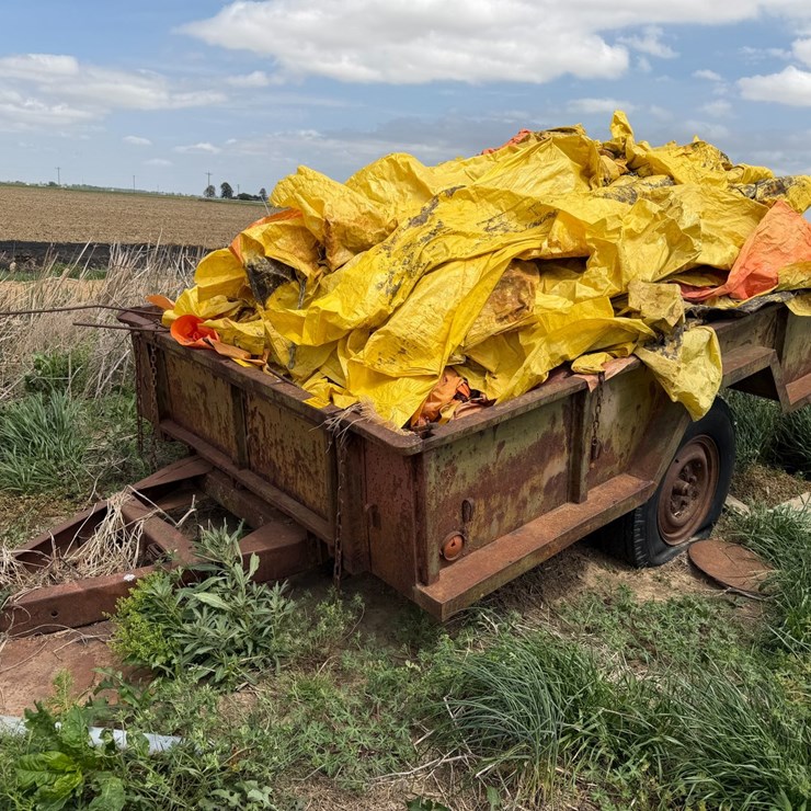 #45264 • 9' Utility Trailer w/Levee Spills