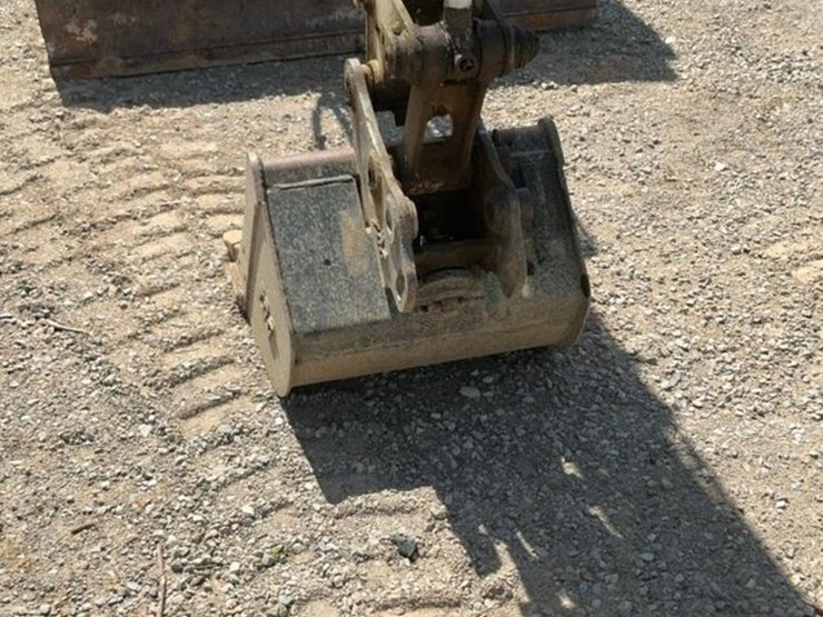 2017-takeuchi-tb240-image-39