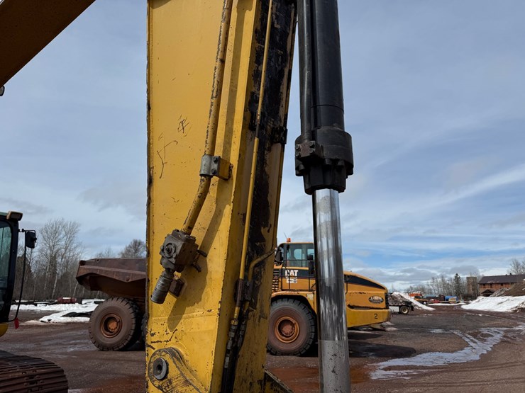 caterpillar-330d-image-21