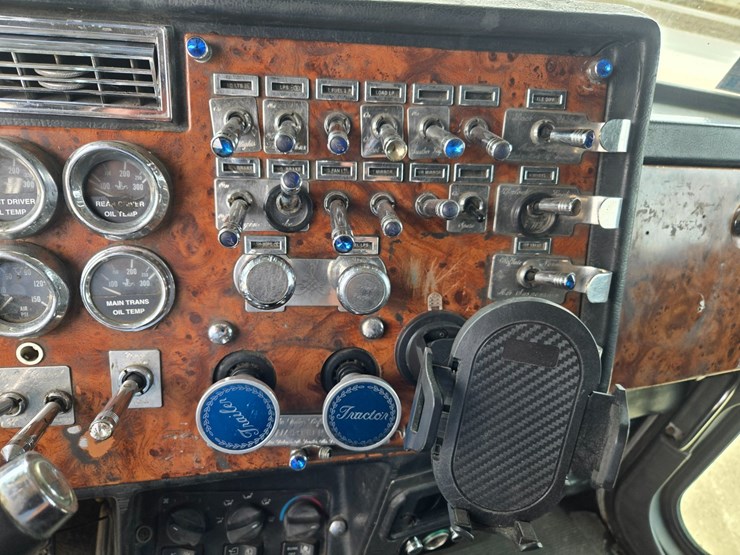 2000-peterbilt-379-image-59
