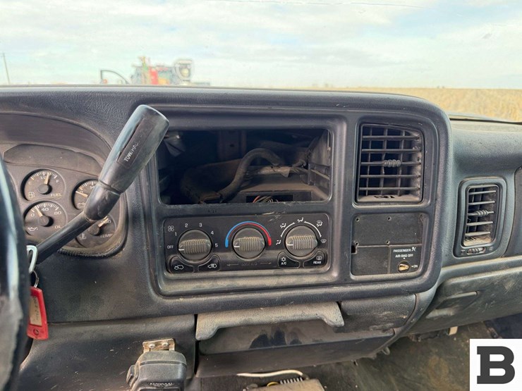 2002-chevrolet-silverado-1500-image-28