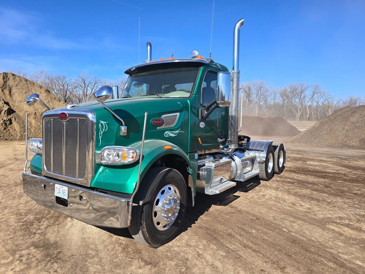 2019-peterbilt-567-image-1