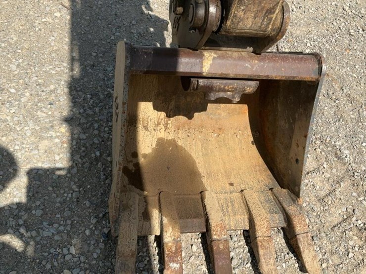 2017-takeuchi-tb240-image-33