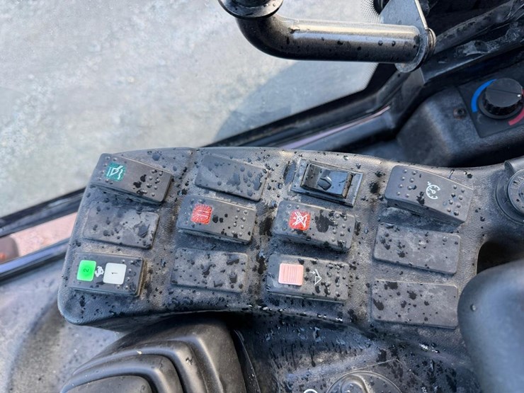 2022-gehl-al750-image-50