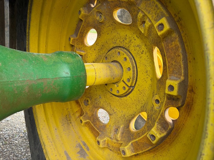 2012-john-deere-8285r-image-11