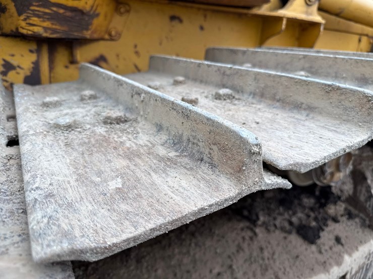 2005-deere-700j-xlt-image-53