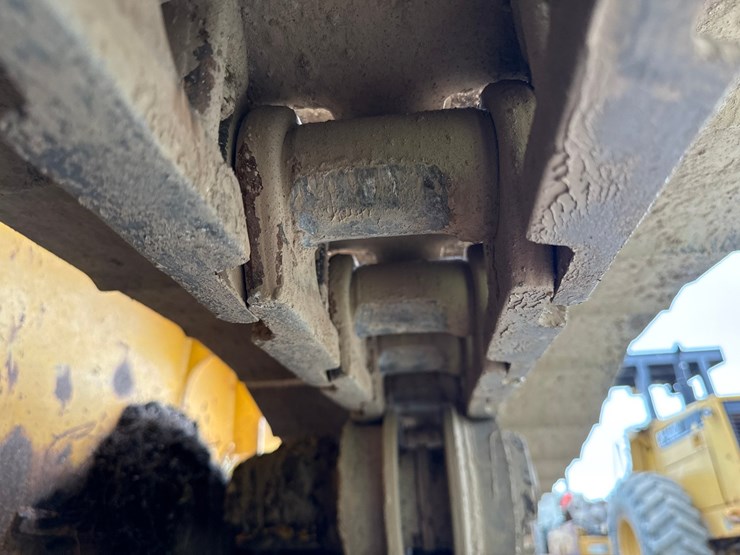 2005-deere-700j-xlt-image-51