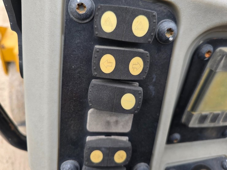 2018-caterpillar-cc24b-image-42