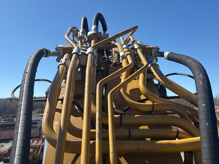 caterpillar-325-image-40