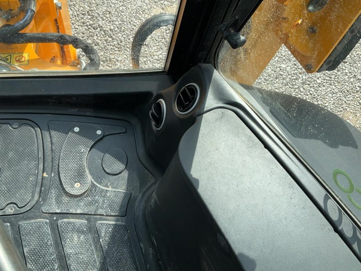 2023-jcb-3cx-image-17