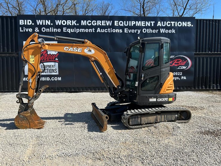 2023-case-cx37c-image-1