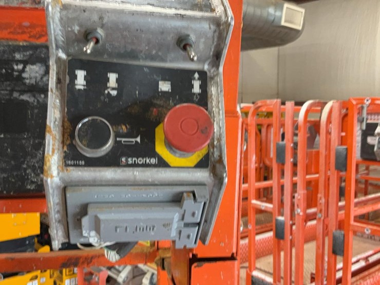 #404-•-2019-snorkel-26'-scissor-lift-image-24